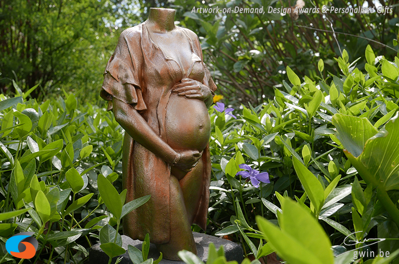 Figurine de femme enceinte en kimono